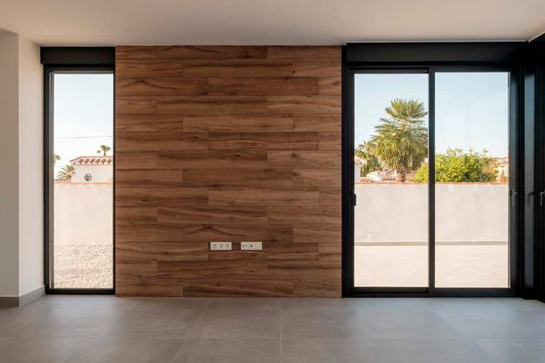 Reformas Integral Paredes en Azulejoestilo madera con ventanas en color negro