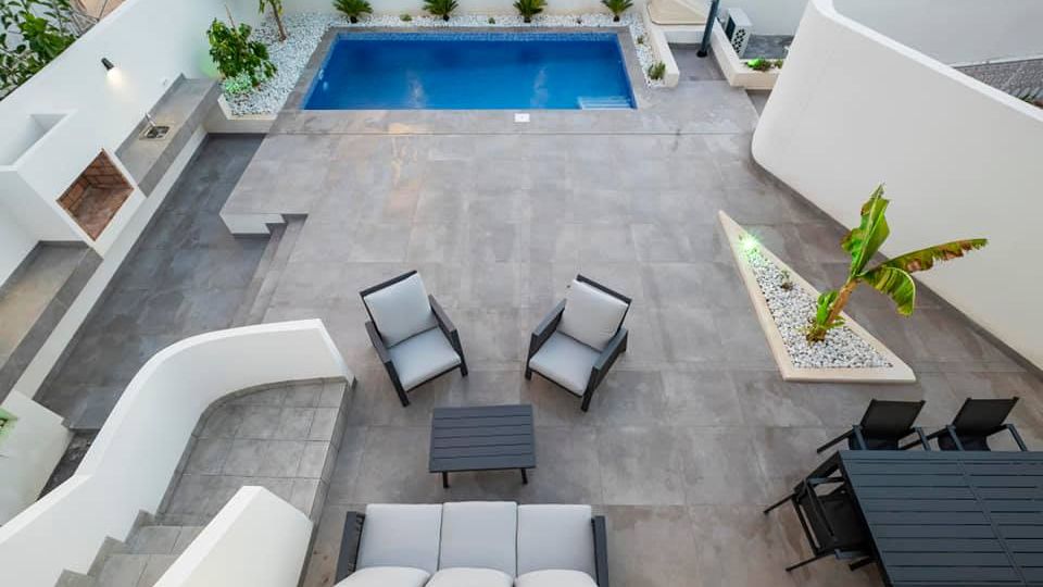 Diseño terraza con construcción de piscina, creandi espacio acogedor