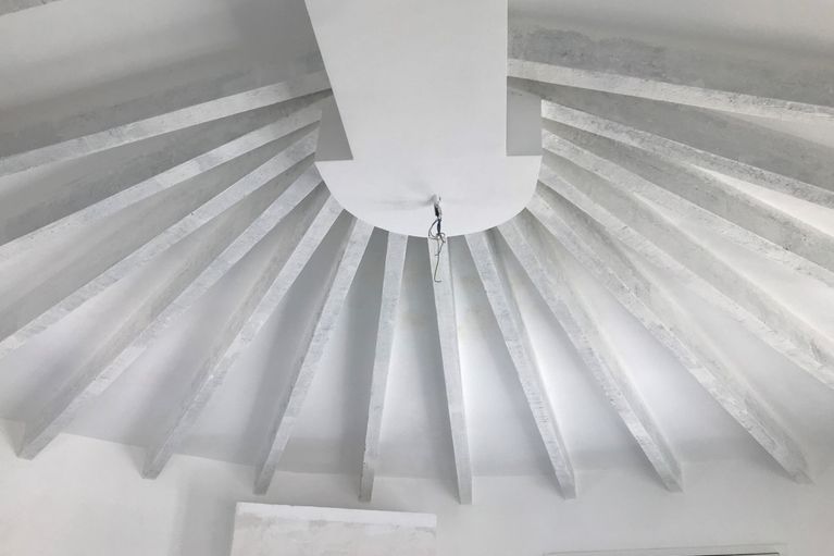 Techo rehabilitado y pintado, estilo rustico